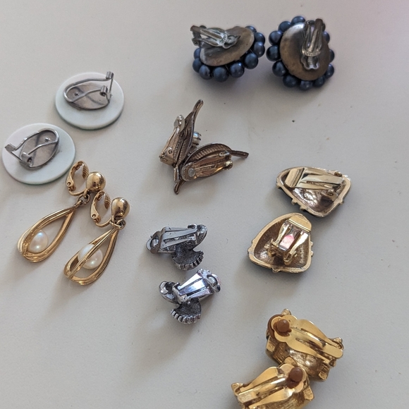 Lot of 7 Pairs of Vintage Clip On Earrings - Picture 6 of 7